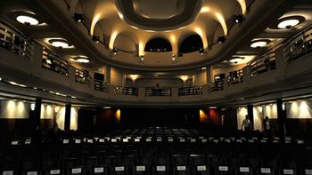 Una nena cayó desde una platea en pleno recital