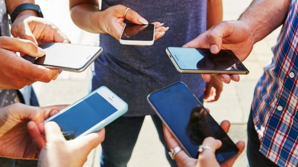 El impacto de WhatsApp en la vida cotidiana: voces de la sociedad