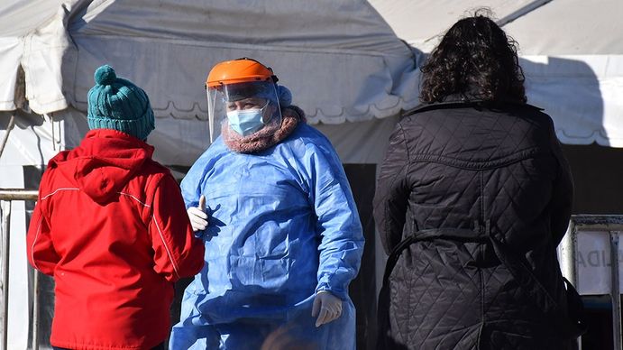 ¿Coronavirus en retirada? Las cifras que señalan una baja en los casos, internados y fallecidos