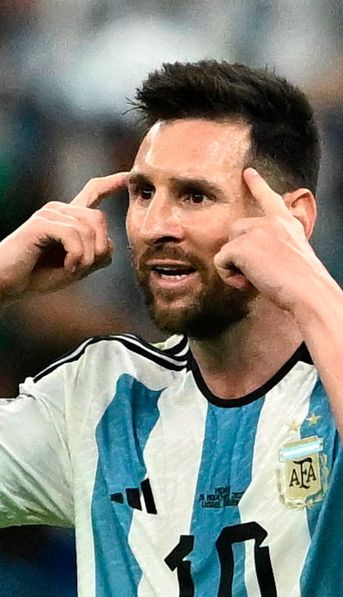 Miraban el partido hasta que el bebé apagó la tele antes del gol de Lio Messi, la reacción de todos se volvió viral