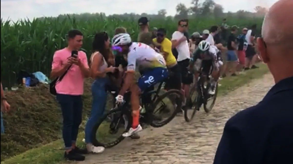 El ciclista italiano golpeó de frente a un grupo de fanáticos que estaban distraídos con el celular sacando fotos.&nbsp;