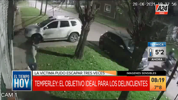 Motochorro persigue a una mujer para robarle en Temperley. (Captura de Tv) Motochorro persigue a una mujer para robarle en Temperley. (Captura de Tv)