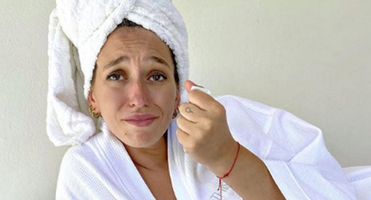 Qué significa el tatuaje en el dedo de Leticia Siciliani