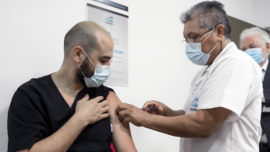 Ante la suba de casos de coronavirus, más del 60% de la población aún no tiene la tercera dosis de la vacuna