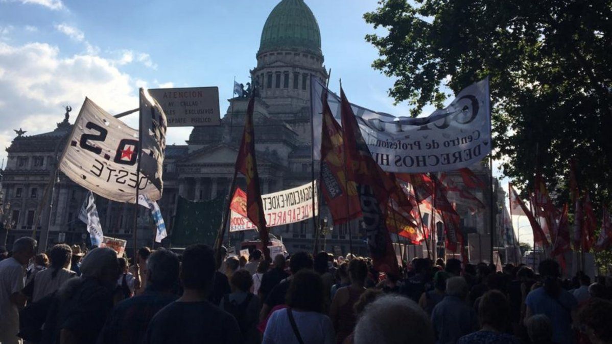 Sin disturbios mayores, la marcha contra el G20 se concentró frente al Congreso