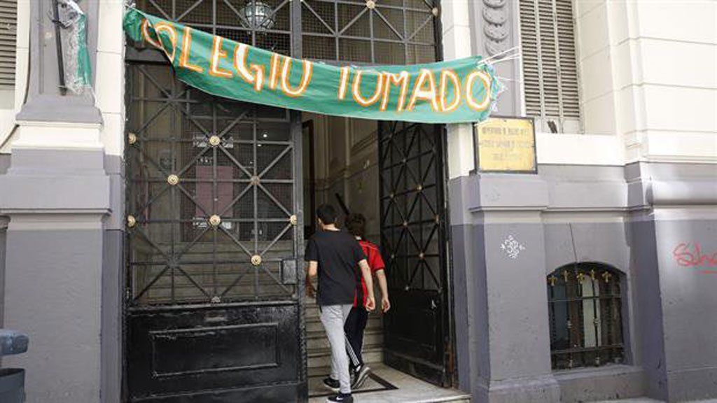 Sigue la toma del  Carlos Pellegrini por el nombramiento de un profesor al que acusan de consumir pornografía infantil