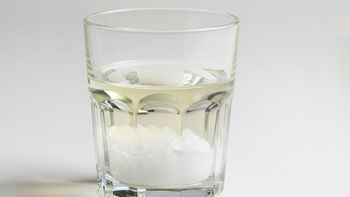 El truco de mezclar vinagre y sal en casa: para qué sirve y cómo hacerlo