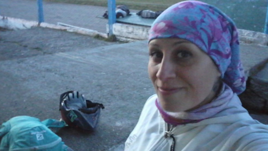 Asesinan a una mujer de un disparo en la cabeza a metros de la Catedral de Bariloche y buscan a su pareja