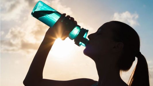 Adiós al mito de los 2 litros: cuánta agua necesita realmente el cuerpo según el peso