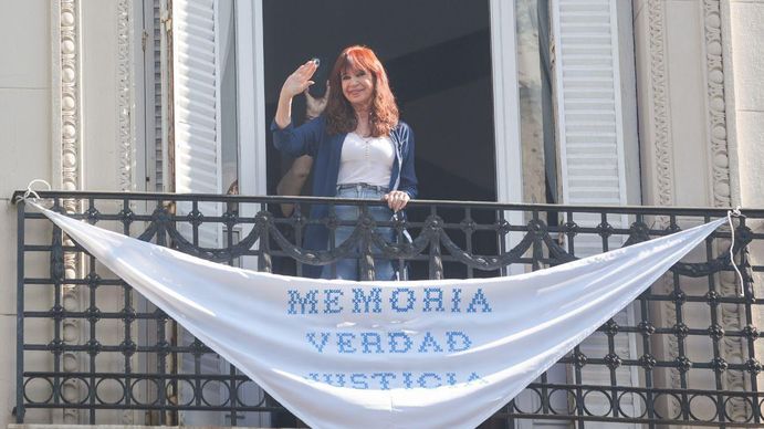 24 de marzo: Cristina Kirchner salió a saludar a la militancia, mientras organizaciones marchan a Plaza de Mayo