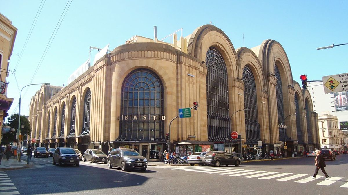 Detienen a cuatro delincuentes por un millonario robo a una relojería del Abasto Shopping. (Télam)