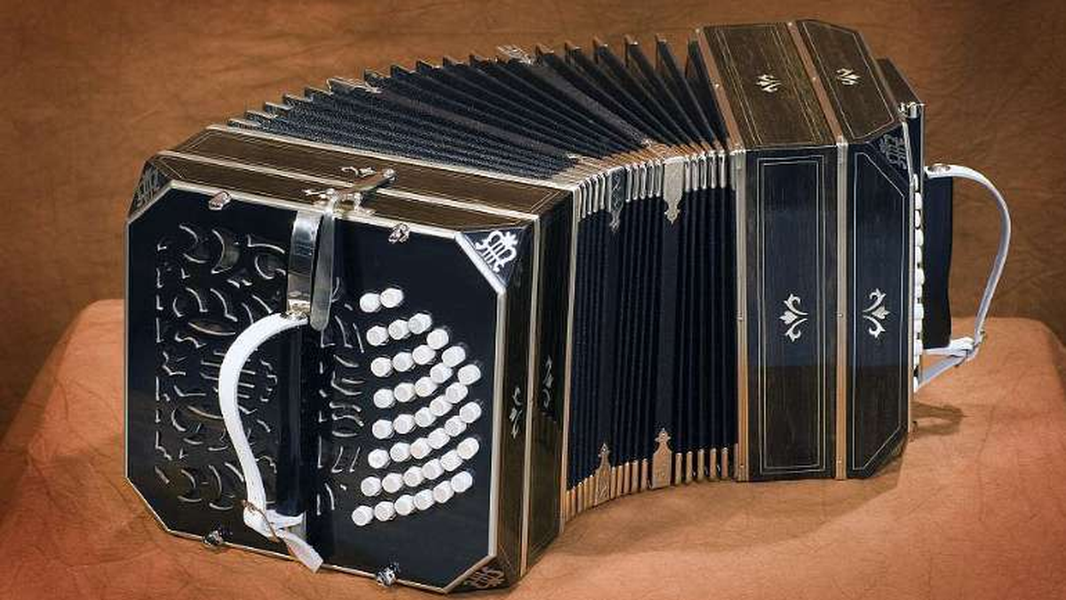 Una persona sola tocando el bandoneón bajo la lluvia, como si el cielo también necesitara llorar. Foto: Internet/Significado de los sueños. Una persona sola tocando el bandoneón bajo la lluvia, como si el cielo también necesitara llorar. Foto: Internet/Significado de los sueños.