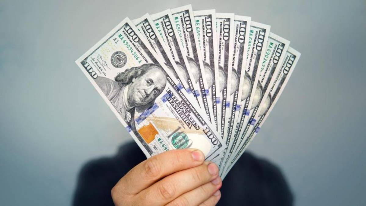El dólar blue vuelve a dispararse y salta $16 pesos: a cuánto cotiza y cómo evolucionan las otras divisas