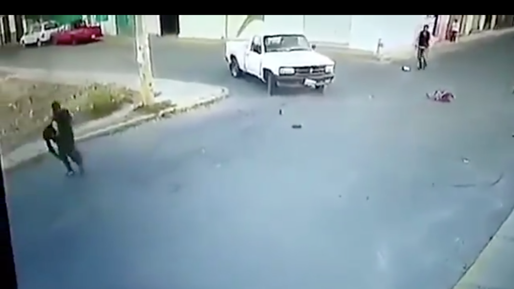 Un auto atropelló y mató a nene que caminaba de la mano con su mamá