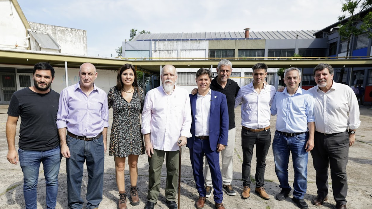 Kicillof entregó viviendas en Avellaneda junto a Ferraresi y el Cuervo Larroque