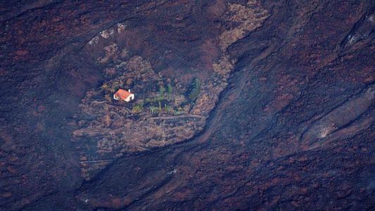 Impresionante: una casa sobrevivió al incesante flujo de lava del volcán Cumbre Vieja