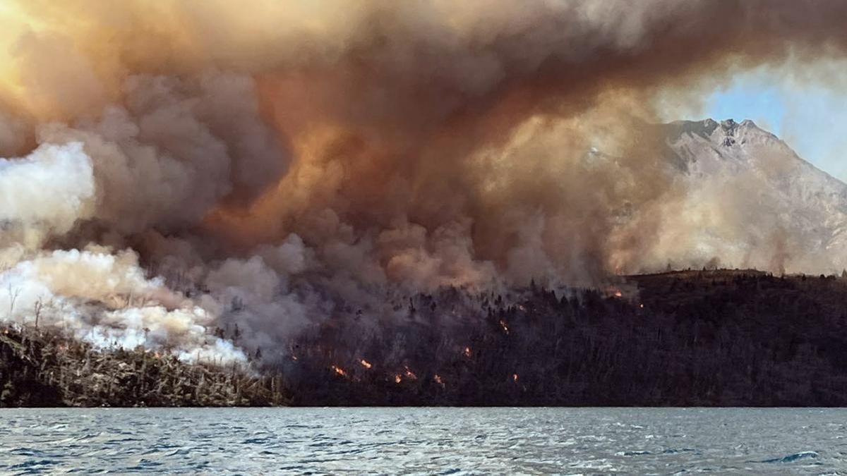 Chubut: logran controlar el incendio de El Pedregoso y combaten a las llamas en Lago Cholila y Laguna Larga. (Télam)