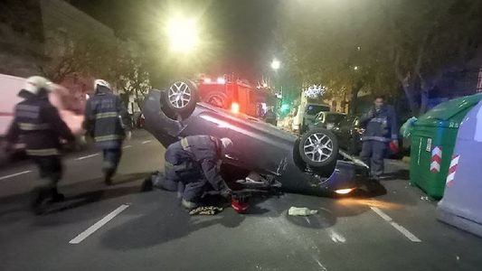 Impactante accidente: chocó, volcó y se escapó, pero abandonó a su pareja dentro del auto