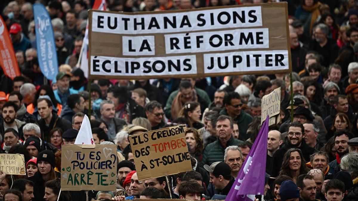 Masivas marchas en todo Francia y hay incidentes en París por la reforma jubilatoria. (Foto: AFP)&nbsp;