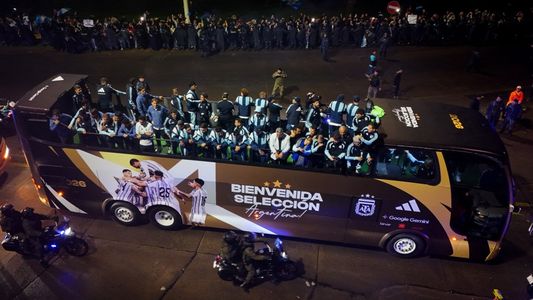 La selección argentina llegó al país tras la final del Mundial: parte del plantel recibió el saludo de una multitud en Ezeiza