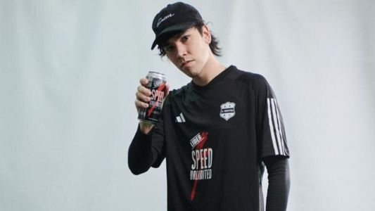 Quién es el streamer que jugó un minuto en Riestra, en el partido ante Vélez