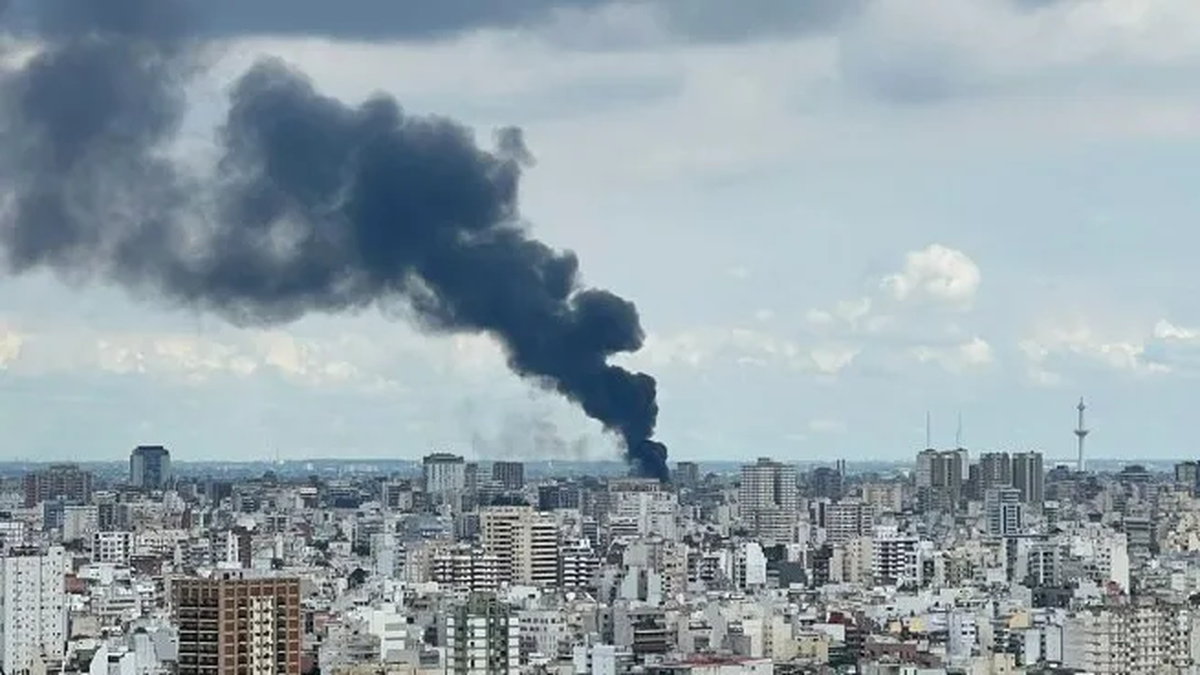 La columna de fuego se extiende desde Caballito. (Foto: gentileza Ámbito)