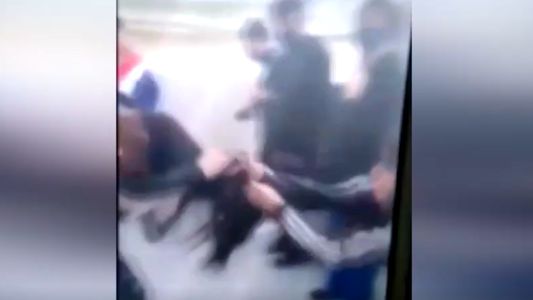 Filman una brutal golpiza en el colegio donde una alumna denunció amenazas de muerte