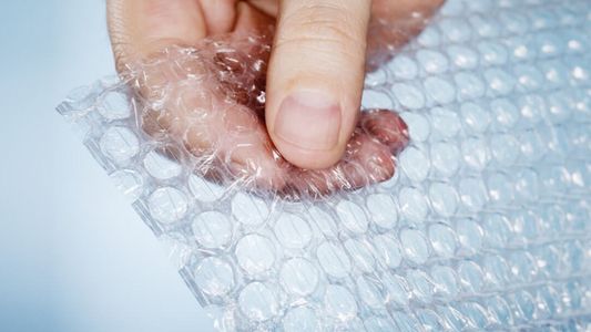 No tires ni explotes los plásticos con burbujas en tu casa, tenés un tesoro para tus plantas