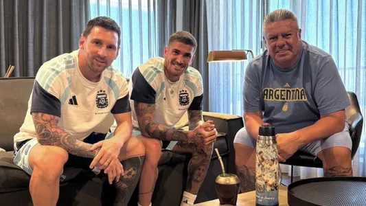 La cábala de Chiqui Tapia antes de Argentina vs. Suiza, con una foto junto a Messi y De Paul