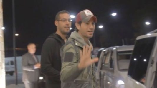 La llegada de Enrique Iglesias a la Argentina ante un numeroso grupo de fans