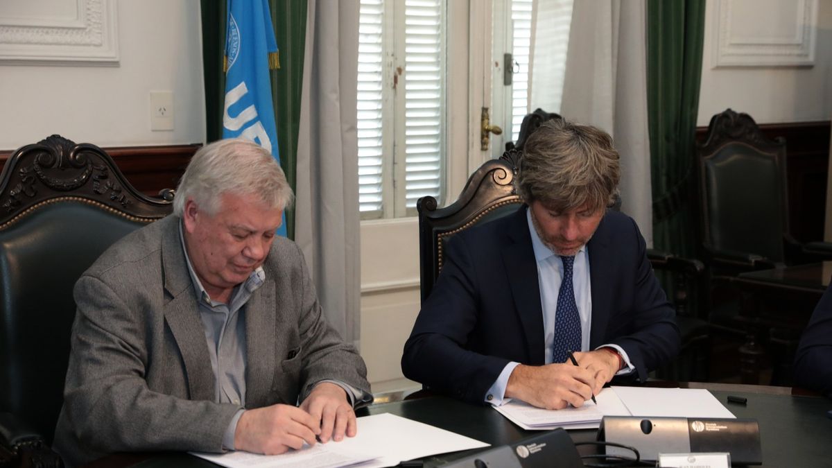 Ricardo Gelpi y Juan Mahiques firman el convenio.