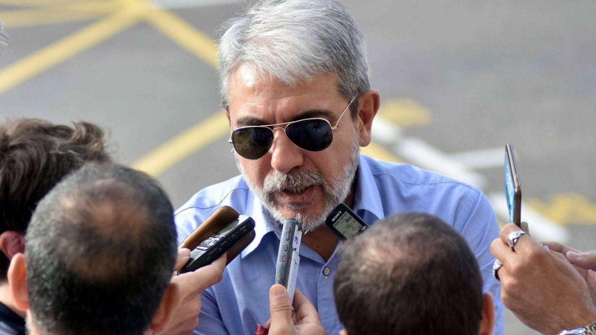 El paso de Calcaterra por Comodoro Py desató un nuevo duelo tuitero entre Aníbal Fernández y un diputado de Cambiemos