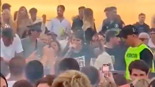 El video del papelón de Maxi Trusso en una fiesta de Punta del Este completamente alcoholizado: tomó el micrófono y se hizo viral