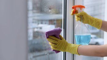 Te vas a volver loco: este es el truco casero para que los rieles de las ventanas nunca más estén sucias
