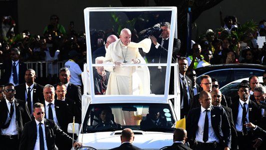 Francisco cierra su gira por África en Mauricio, un país con una realidad económica que contrasta en la región