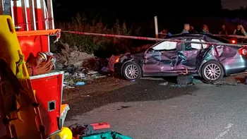 Iba a alta velocidad y atropelló a 4 bomberos que combatían un incendio: el triste final