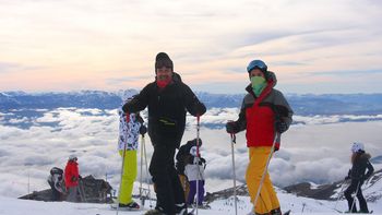 Julián Weich con su hijo Tomás en la nieve: uno hippie, el otro esquiador