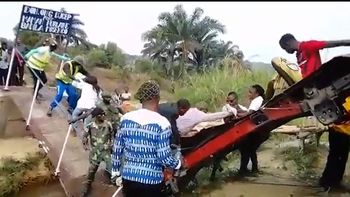 Video | Insólito, en el Congo: colapsó un puente mientras lo estaban inaugurando