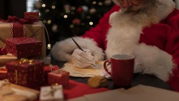 Una nena pidió un celular y recibió otro regalo: Papá Noel le envió una carta explicando los motivos