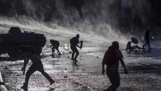 Piñera convoca de urgencia a la oposición para restablecer la paz social en Chile