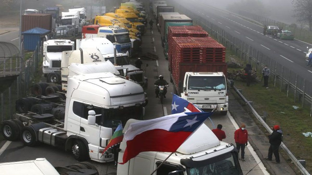 El presidente Boric enfrenta la protesta de camioneros por el aumento de precios como en el combustible  y la inflación en Chile (Foto: gentileza El Mercurio)