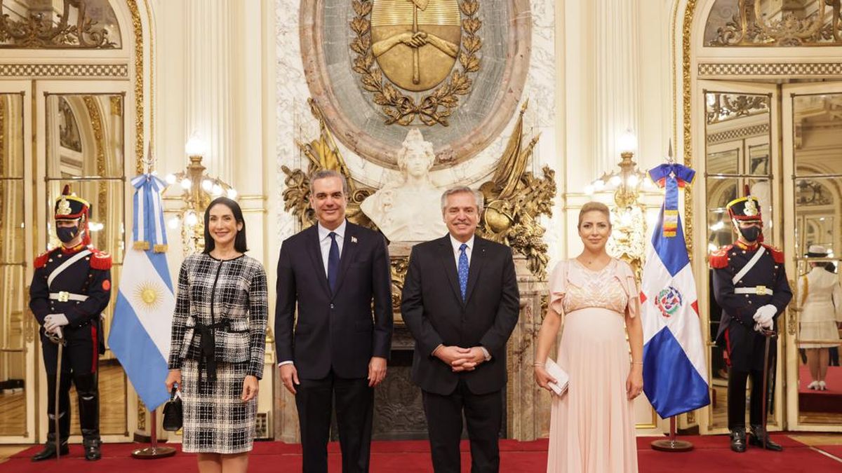 El presidente Alberto Fernández recibió este mediodía en el Salón de los Bustos de la Casa Rosada junto a la primera dama