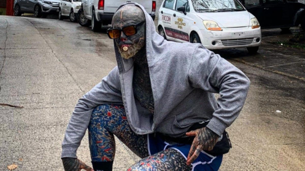 Se transformó en un Alien negro