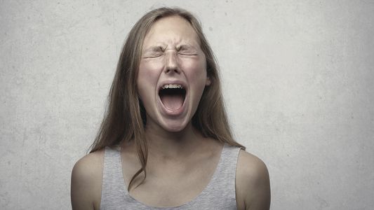 Salía a trabajar y vio la peor escena por las cámaras de seguridad de su habitación