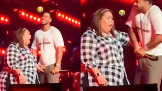 Romeo Santos se desubicó con una fanática en pleno show: ¡La obligó a tocarle sus genitales!