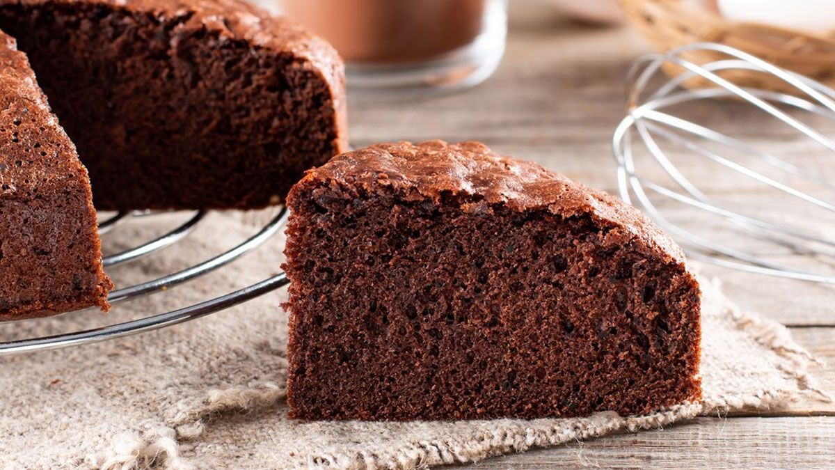 El truco que transforma un bizcochuelo de chocolate casero en una delicia irresistible