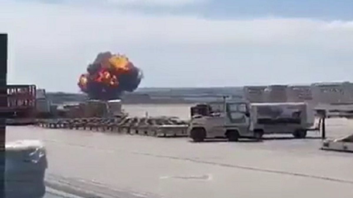El caza F-18 al momento de estrellarse. Foto: captura de video.&nbsp;