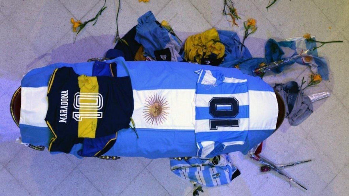 Comenzó el velatorio de Maradona en la Casa Rosada y una multitud ya empezó a despedirlo