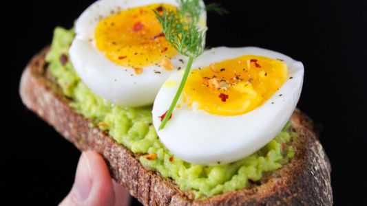 Basta de mentiras: cuánto hay que hervir el huevo duro para que quede formidable