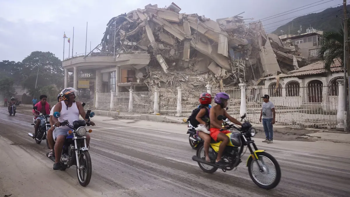 El histórico hotel Edward, colapsado en la ciudad de La Guair. (Foto: REUTERS)
